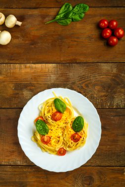 Peynir ve mantarla doldurulmuş peçete yuva makarnası tabağı. Boşluğu kopyala.