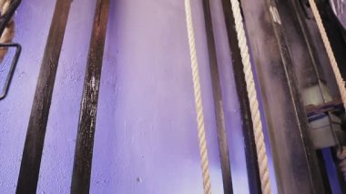 Yükünü indiren kaldırma mekanizmasının kablo ipinin hareketi