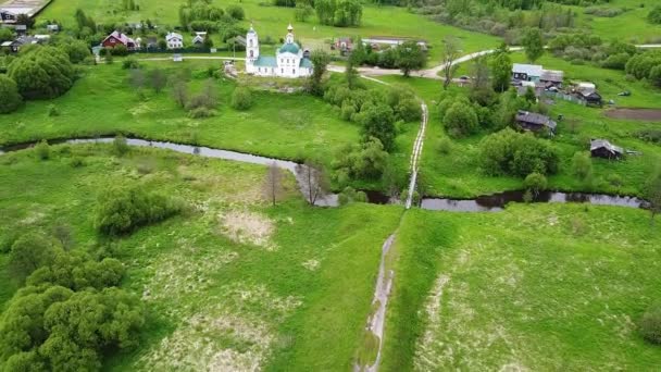 9 06 2020 Rusia, región de Ivanovo, el pueblo de Sidorovskoye, la Iglesia de la Natividad de Juan el Bautista en un día soleado cerca del río — Vídeo de stock