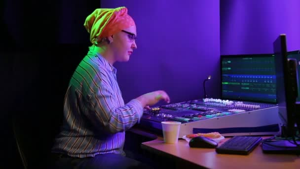 Yahudi kadın ışıklandırma tasarımcısı şov için ışığı programlıyor — Stok video