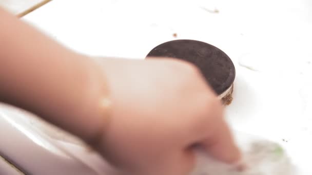 Женская губка для рук с моющим средством смывает газовую плиту с жира и грязи . — стоковое видео