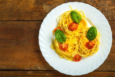 Peynirle doldurulmuş makarnaların üzerine tabak ve şifalı domatesler. Boşluğu kopyala.