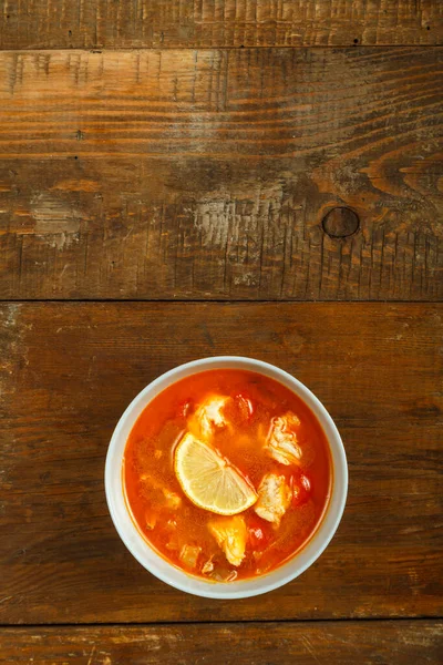 Sopa de Tom yum con pollo en un plato sobre una mesa de madera. Copiar espacio . —  Fotos de Stock