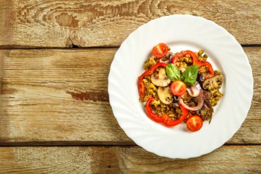 Ahşap bir masanın üzerinde sebze ve mantarlı kaynamış bir mung fasulyesi var. Boşluğu kopyala.