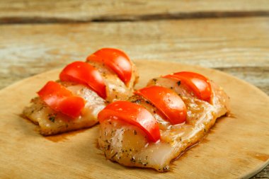 Tahtada pişirmek için salamura edilmiş tavuk göğsü..