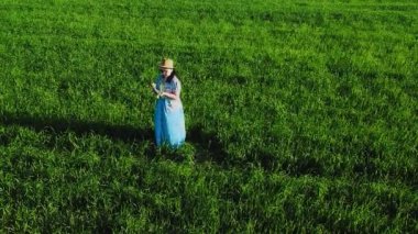 Sahadaki kadın tarım uzmanları mahsulleri denetliyor ve gözlemlerini kaydediyorlar.