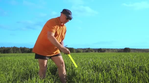 Hombre agrónomo en el campo controla la altura de los brotes de cultivos — Vídeos de Stock