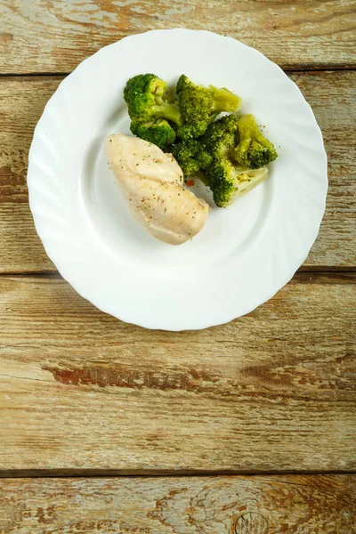 Gotowane brokuły i dieta piersi kurczaka na talerzu. — Zdjęcie stockowe