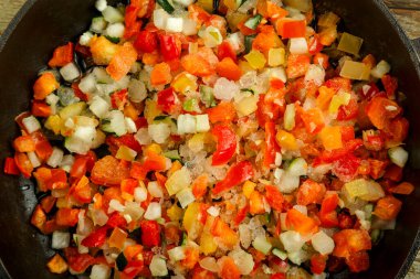 Yuvarlak bir tahtaya dağılmış donmuş renkli sebzeler..