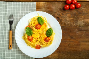 Peynirle doldurulmuş makarnaların üzerine tabak ve şifalı domatesler. Boşluğu kopyala.
