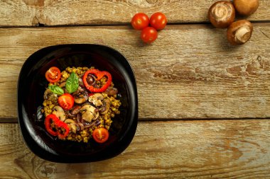 Ahşap bir masada sebzelerin yanında sebze ve mantarlı haşlanmış mung fasulyesi var. Boşluğu kopyala.