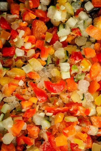 Фон из разнообразных разрозненных замороженных овощей. Вертикальное фото — стоковое фото