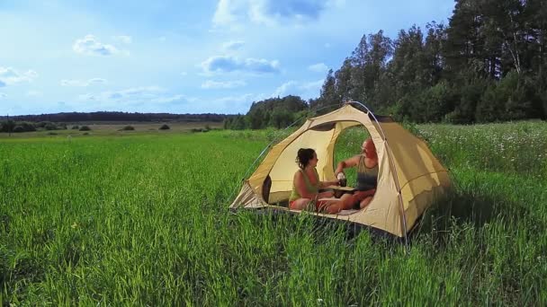 Sabahları açık havada bir çadırda evli bir çift çay içer. — Stok video