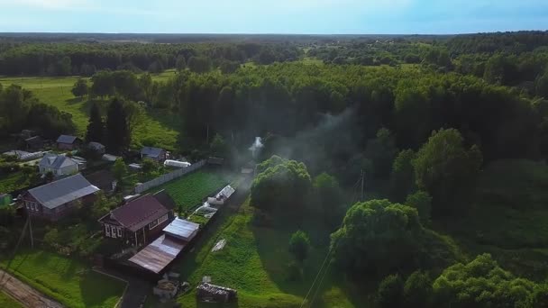 Wakacyjna wioska i dym z komina jednego domu, łaźnie — Wideo stockowe