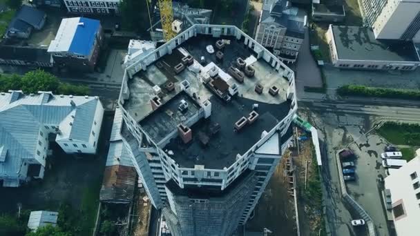 Строительство многоэтажного жилого дома с видом сверху. — стоковое видео