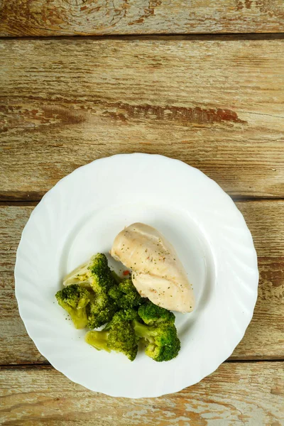 Dieta hervida de brócoli y pechuga de pollo en un plato . — Foto de Stock