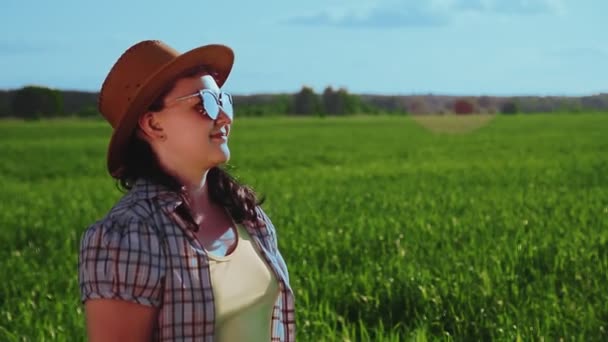 Агрономіст жінка в полі перевіряє культури і записує звіт . — стокове відео
