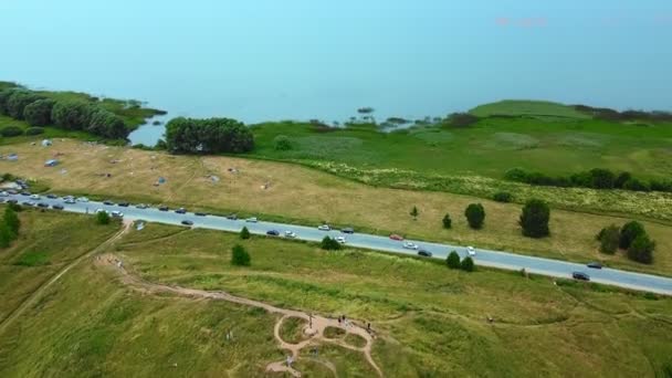 Highland carretera y vista de un gran lago — Vídeos de Stock