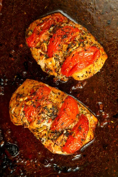 烤鸡胸肉，调料里塞满了西红柿. — 图库照片