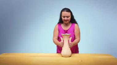 Kadın masaya büyük bir sürahide bozuk para döküyor..