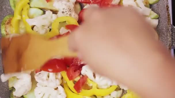 Ανακατέψτε τα λαχανικά τηγανισμένα σε ένα τηγάνι με μια σπάτουλα. — Αρχείο Βίντεο