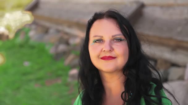Het gezicht van een joodse vrouw met heldere make-up glimlacht. — Stockvideo