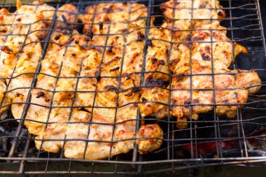 Izgaranın üstünde ızgara et..