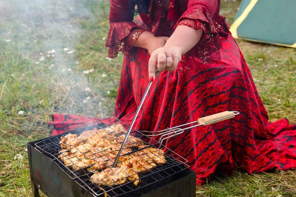 一位优雅的吉普赛妇女检查烤肉的待命状态. — 图库照片