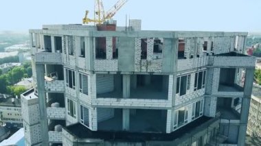 Tepeden tırnağa vurulan yüksek katlı bir apartmanın inşaatı