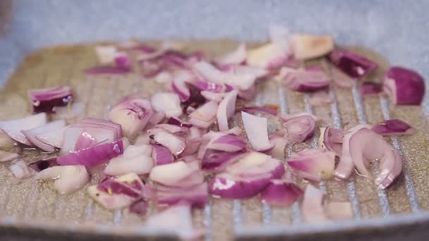 Cebolla roja frita en una sartén en aceite . — Vídeos de Stock