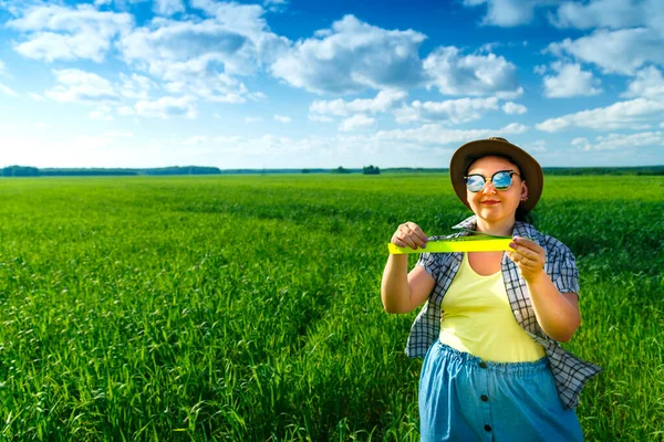 Engenheira agronómica feminina no terreno a verificar colheitas . — Fotografia de Stock