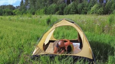 Sabahları açık havada bir çadırda, bir çift okşar..