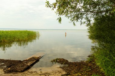 Yazın şafak vakti göl masmavi su ve gökyüzü. Yatay fotoğraf