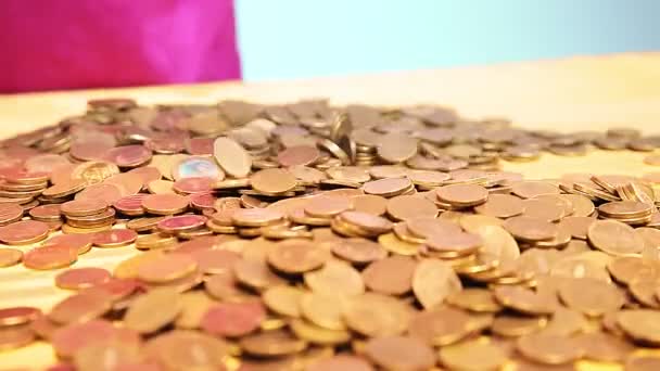 女人把散落在桌上的硬币倒在手上 总体计划 — 图库视频影像