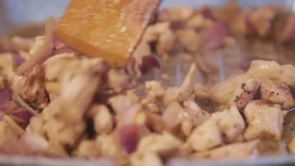 Una Espátula Mezcla Filete Pollo Frito Con Cebolla Una Sartén — Vídeo de stock