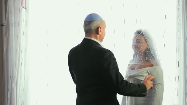 Židovský Ženich Přistoupí Nevěstě Shodí Závoj Tváře Políbí Střední Plán — Stock video
