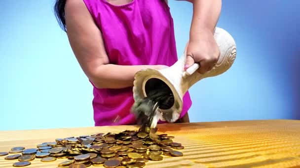 Die Frau Gießt Münzen Aus Einem Großen Krug Auf Den — Stockvideo