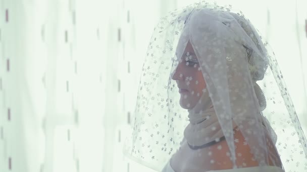 Lo sposo si avvicina alla sposa musulmana e getta indietro il velo dal suo volto — Video Stock