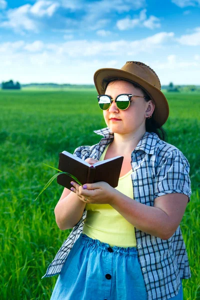 Engenheira agrônoma feminina no campo controla a qualidade das culturas . — Fotografia de Stock