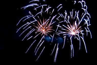 Mavi kıvılcımlar saçan parlak havai fişekler..