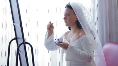 Hupah seremonisinden önce aynanın önünde Yahudi bir gelinin yan görüntüsü.