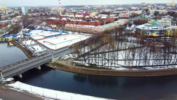 02 avril 2020 Russie, la ville d'Ivanovo, Place Pouchkine, remblai de la rivière Uvod. Rues sans personnes et véhicules pendant la quarantaine contre le coronavirus. — Video