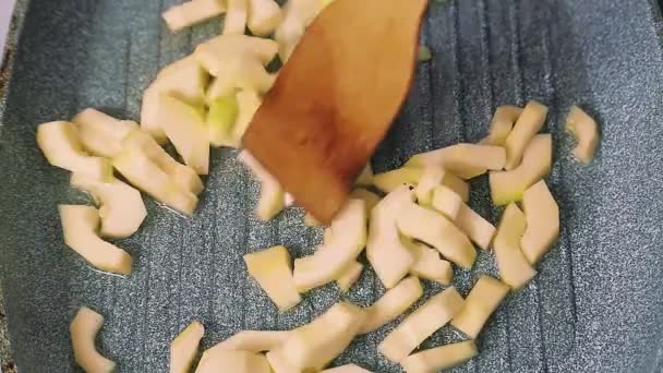 Mélanger les courgettes tranchées dans une poêle avec une spatule en bois. — Video