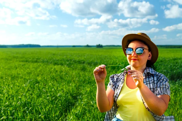 A woman agronomist in the field controls the quality of crops. — Stock Photo, Image