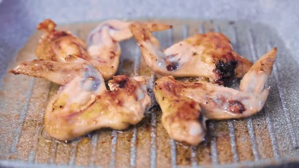 Mão Feminina Asperge Asas Frango Uma Panela Ato Fritar Plano — Vídeo de Stock