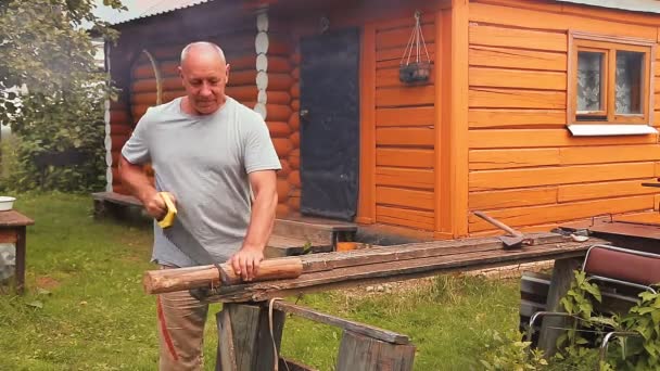 Een Man Houdt Een Zaag Zijn Hand Snijdt Planken Algemeen — Stockvideo