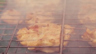 Soya soslu et kömür ızgarasında kızartılır..