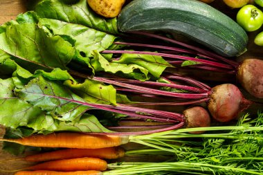 Taze sebzeleri çiftlikteki otlarla hasat et..