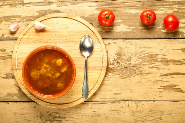 Грибной суп с помидорами и чесноком в глиняной тарелке на круглом деревянном подставке. Скопируйте место.. — стоковое фото