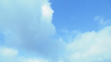 Beyaz bulutlar zaman turlarının mavi gökyüzünde süzülür..